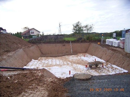Baugrube fertig, wird mit Kies verf�llt