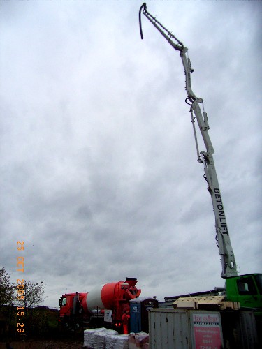Betonkran und Betonmischer