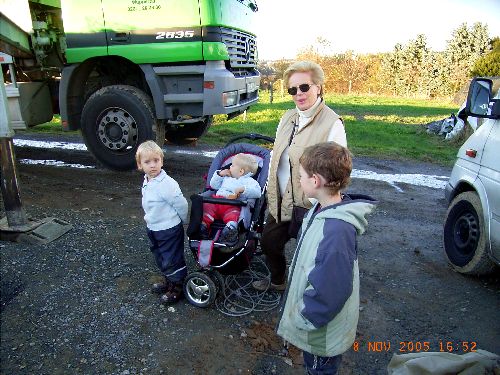 Oma passt auf die Kinder auf