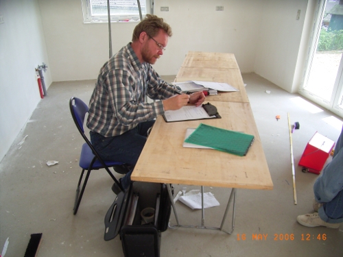 Unser Bauleiter beim Abnahmeprotokoll